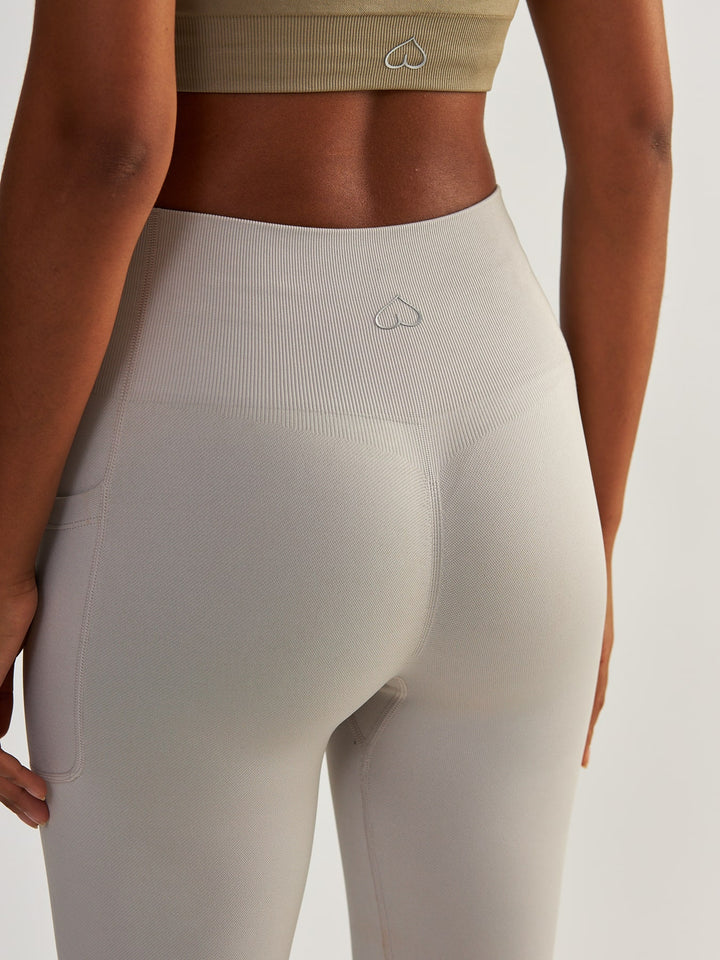 Kompresyjne Jasnoszare Legginsy z Kieszeniami - Lift Me Up