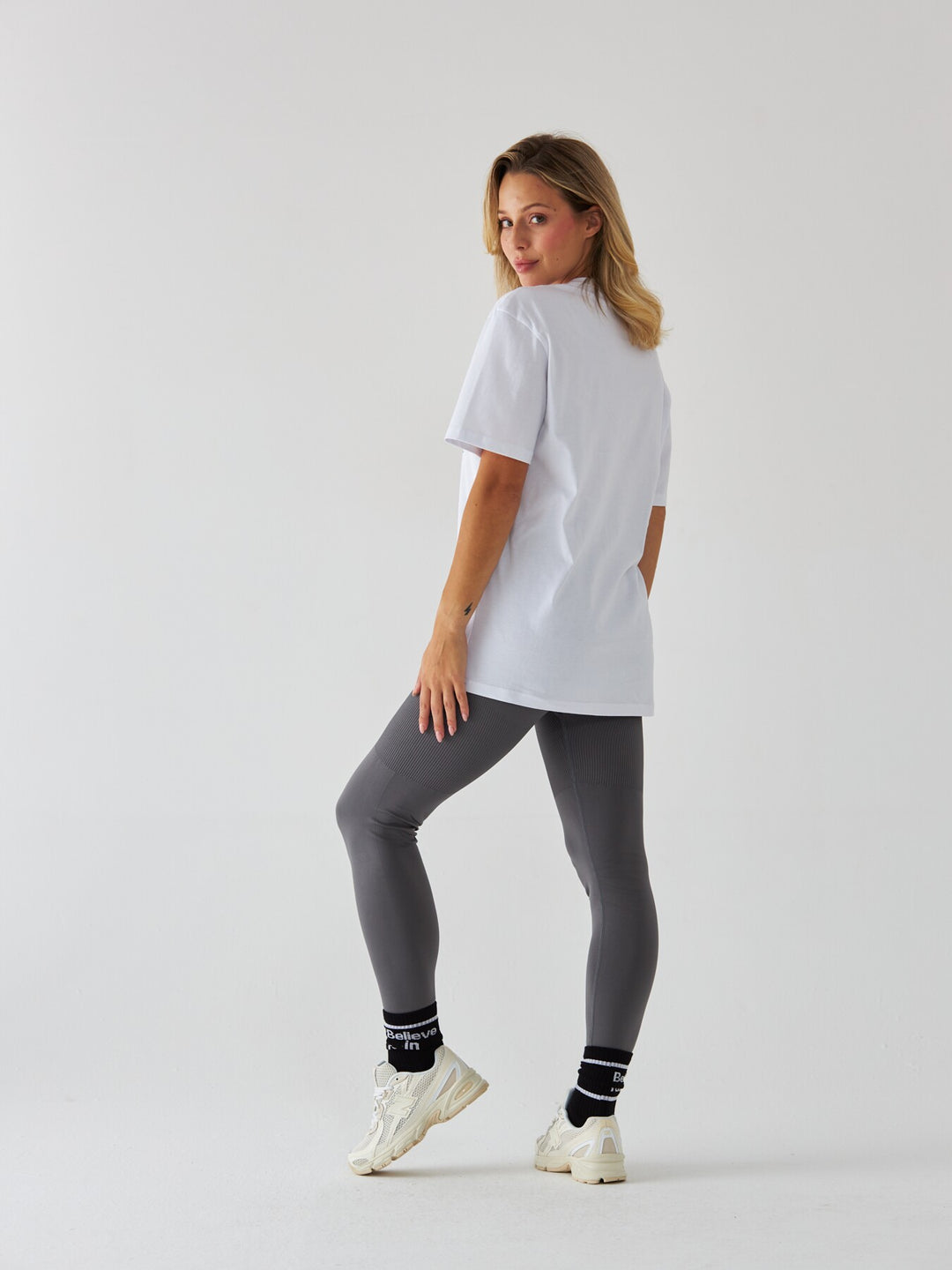 Biały T-shirt Damski - Body Under Construction