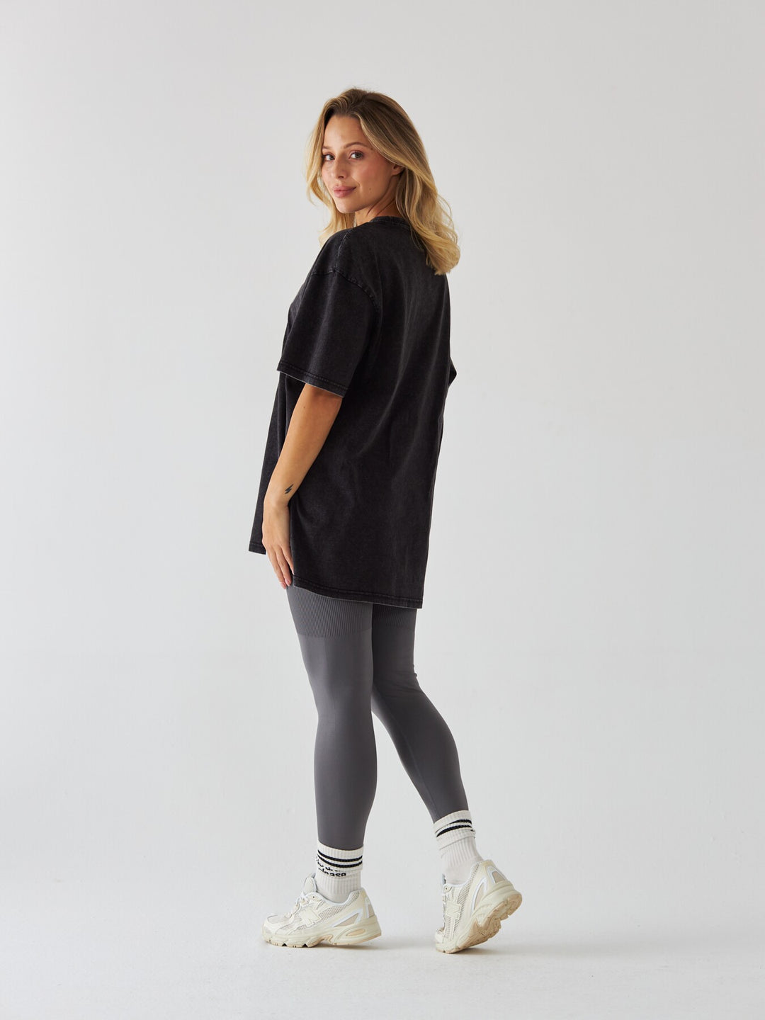 Czarny T-shirt Damski Retro - Body Under Construction