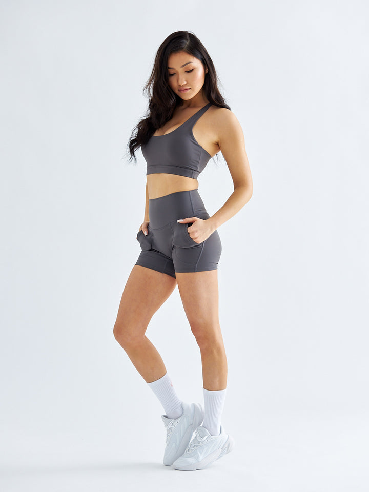Grå sportshorts med lommer - passer mig