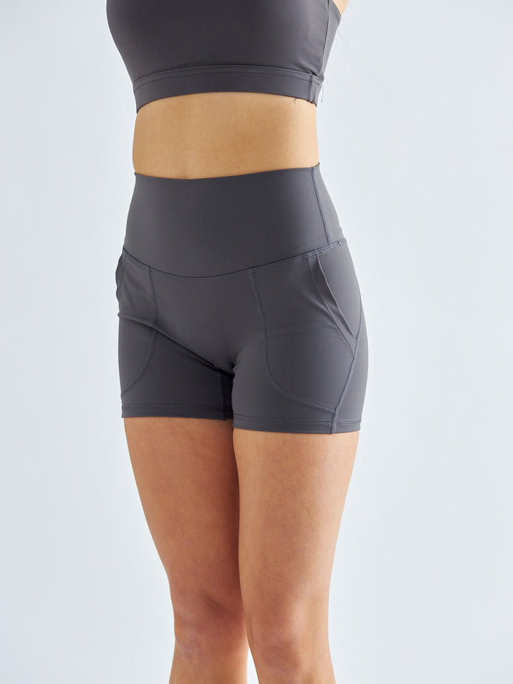 Grå sportshorts med lommer - passer mig